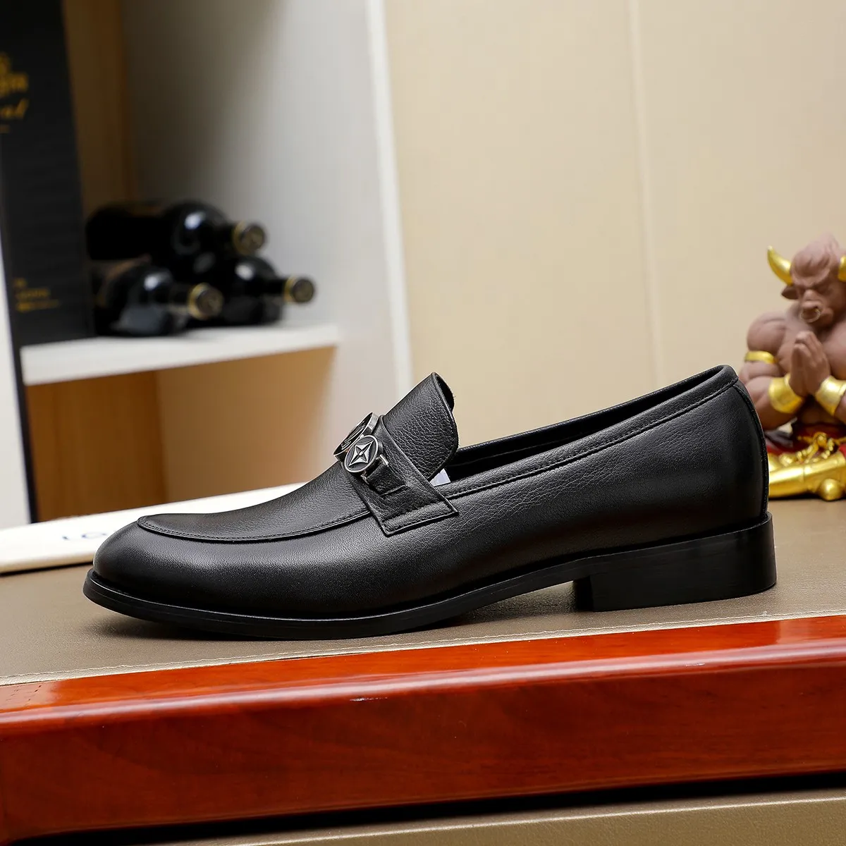Men's Men's Shoes 💰420 💰[Louis Vuitton] LV high-end business formal leather shoes! ! Luxurious and elegant style, equal emphasis on practicality and style, professional focus on details and quality, counter original 1⃣️: 1⃣️ super accurate reproduction👍🏻! Material: The upper is made of imported original soft 🐂cowhide ➕imported first-layer sheepskin lining. Original anti-slip and wear-resistant outsole! Code number: 39--45, (38.46 custom-made) Large quantities in stock!